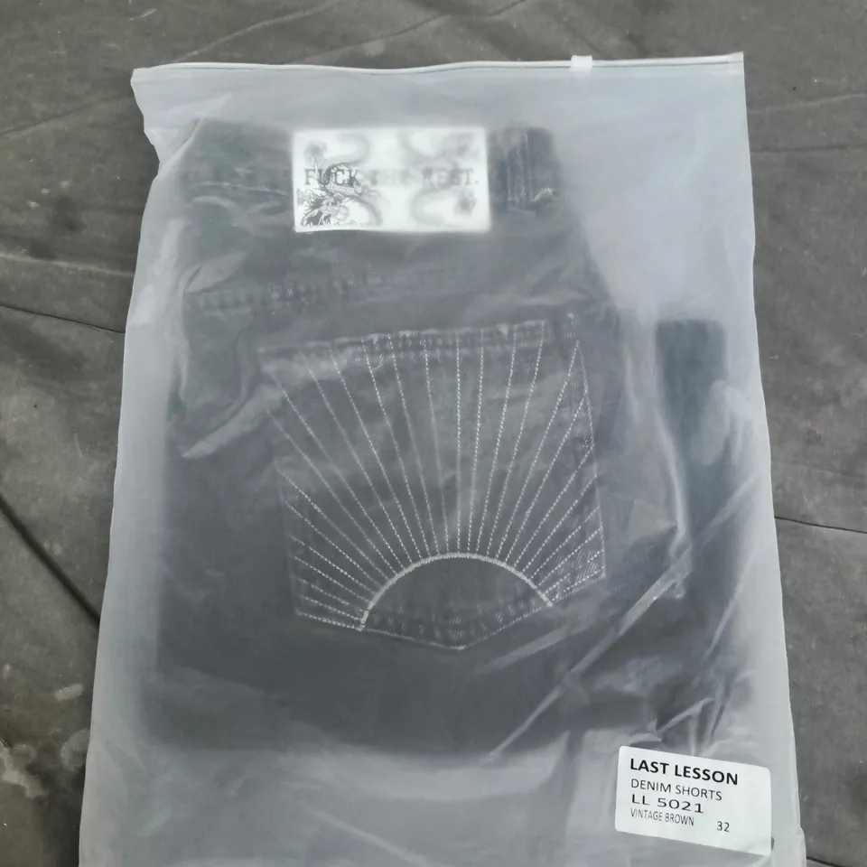 BAGGED LAST LESSON DENIM SHORTS IN VINTAGE BROWN - SIZE 32
