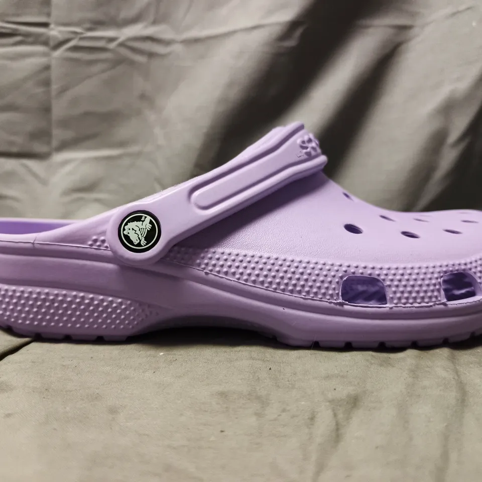 BOXED PAIR OF CROCS CLASSIC CLOGS IN LILAC SIZE UK M7/W8