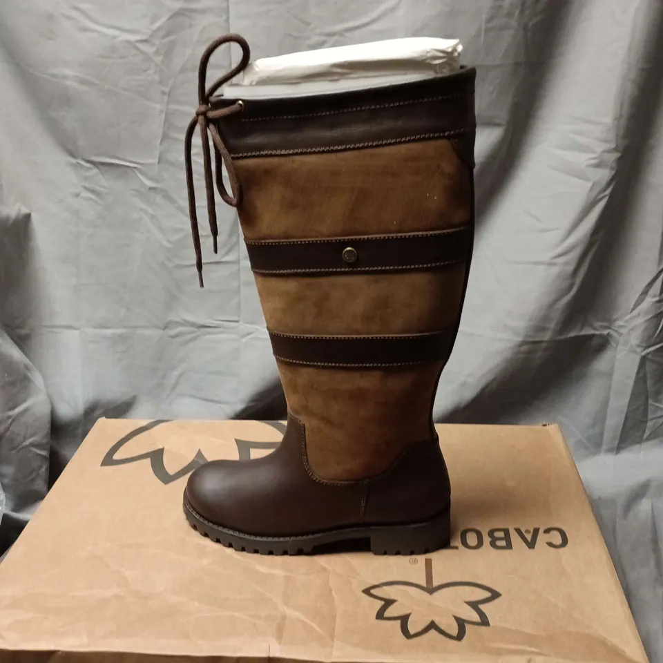 BOXED PAIR OF CABOTSWOOD AMBERLEY 2 OAK/BISON KNEE-HIGH BOOTS – UK 6 (EU 39)