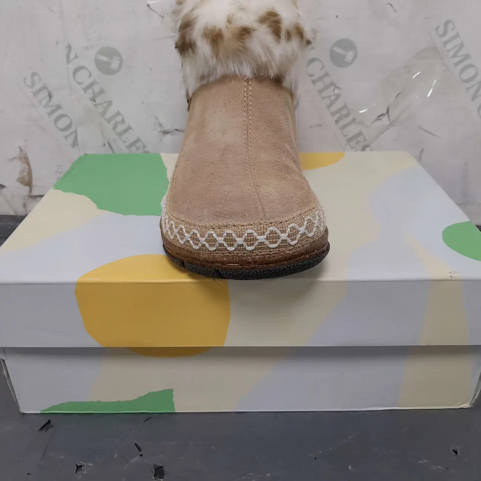 BOXED PAIR OF EARTH ORIGINALS EMMALYN BOOTIES IN BEIGE SIZE 5