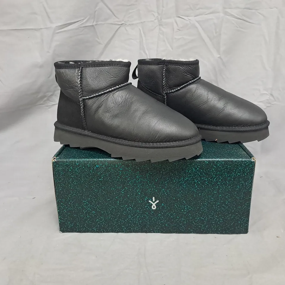 BOXED PAIR OF EMU AUSTRALIA WATER RESISTANT SHOES IN BLACK SIZE 6