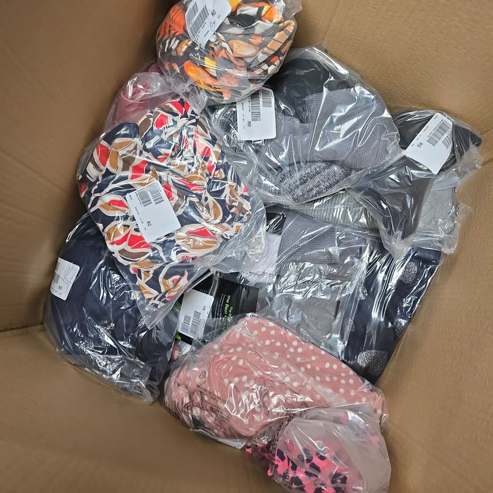 APPROXIMATELY 15 ASSORTED CLOTHING ITEMS TO INCLUDE TROUSERS, PJ SET, SWEATER, ETC