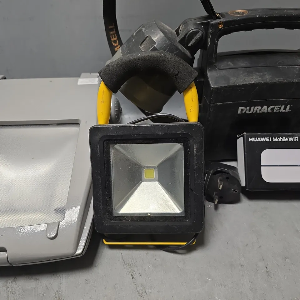 TOTE OF APPROXIMATELY 8 ASSORTED ITEMS TO INCLUDE - DURACELL TORCH , HUAWEI MOBILE WIFI , ETERNA 10W LIGHT ETC