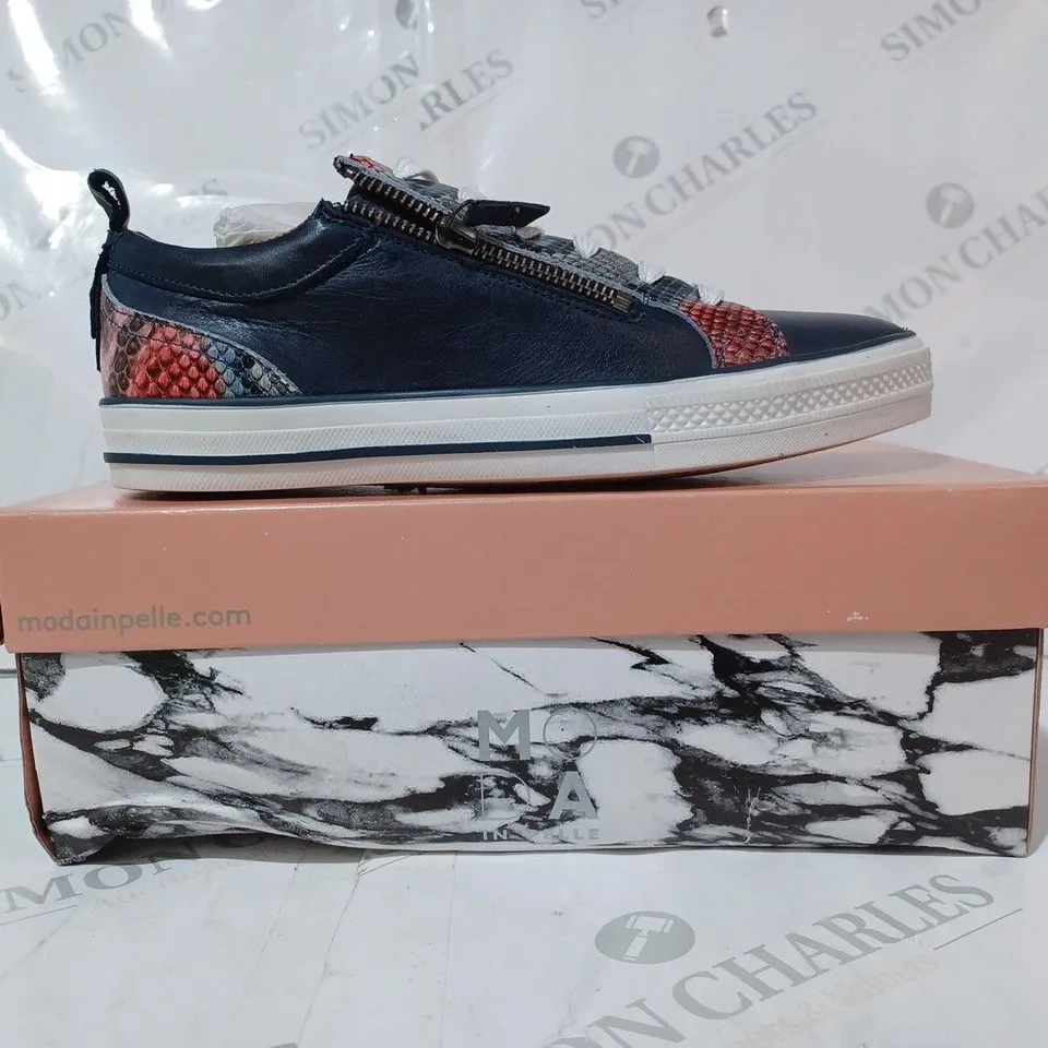 BOXED PAIR OF MODA IN PELLE NAVY "SNAKE" LEATHER TRAINERS SIZE 7