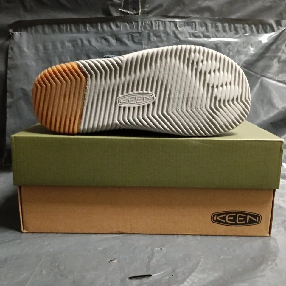 BOXED PAIR OF KEEN KNX MIDDIE YOUTH SHOES IN VINTAGE INDIGO SIZE UK 3