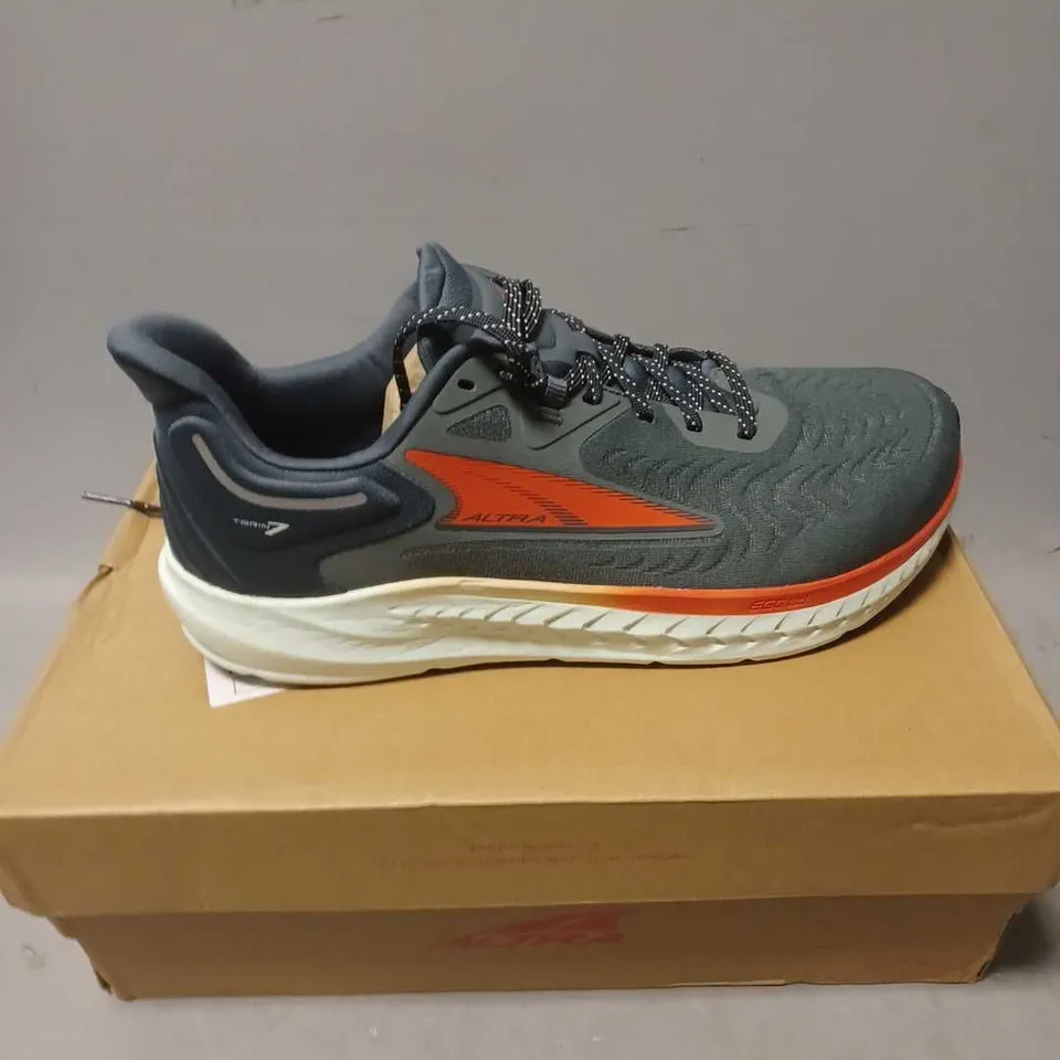 BOXED PAIR OF ALTRA RUINNING TRAINERS - 11