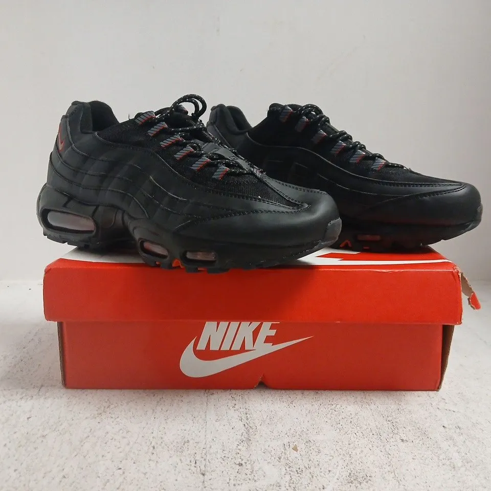 BOXED PAIR OF NIKE AIR MAX 95 TRAINERS IN BLACK SIZE UK 9