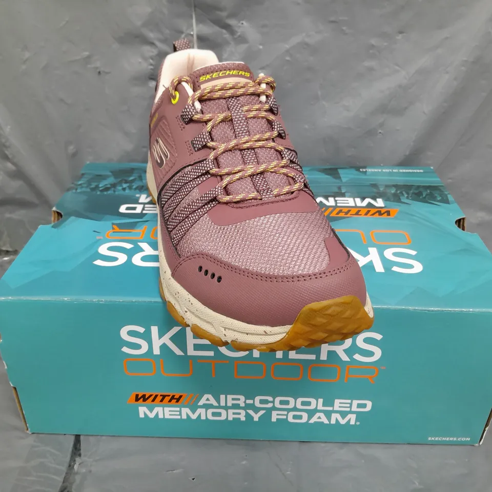 BOXED PAIR OF SKECHERS OUTDOOR MEMORY FOAM TRAINERS IN MAUVE SIZE 7