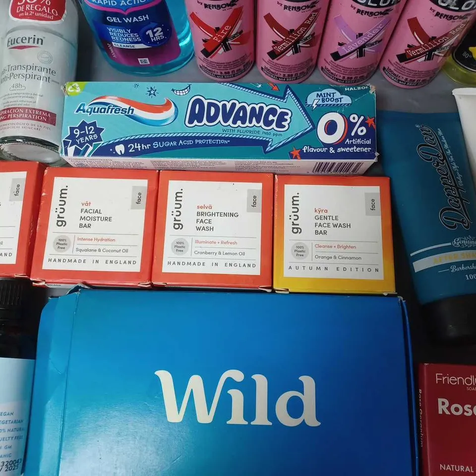 LOT OF APPROXIMATELY 20 ASSORTED HEALTH AND BEAUTY ITEMS TO INCLUDE GRUUM SOAP, CRAZY COLOR AND CLEARASIL GEL WASH