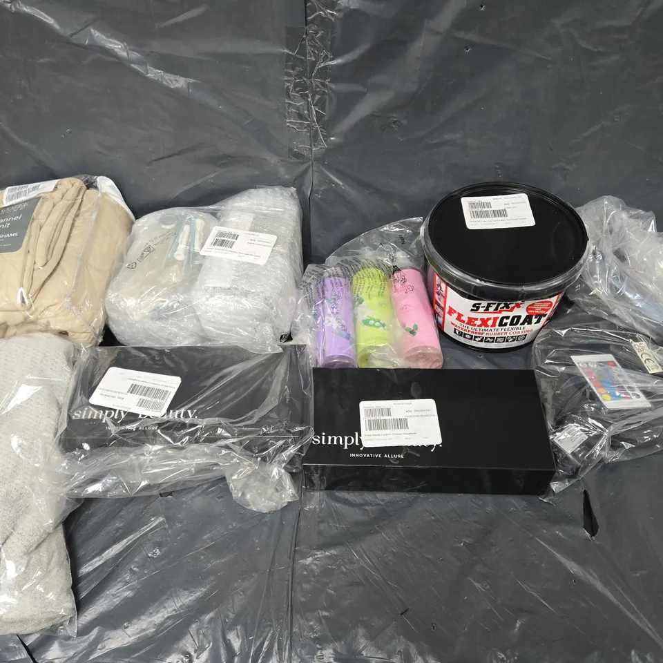APPROXIMATELY 12 ASSORTED HOUSEHOLD GOODS TO INCLUDE - FLANNEL KNIT, OUTDOOR LIGHTING, AND SFIXX FLEXI COAT ETC. - COLLECTION ONLY 