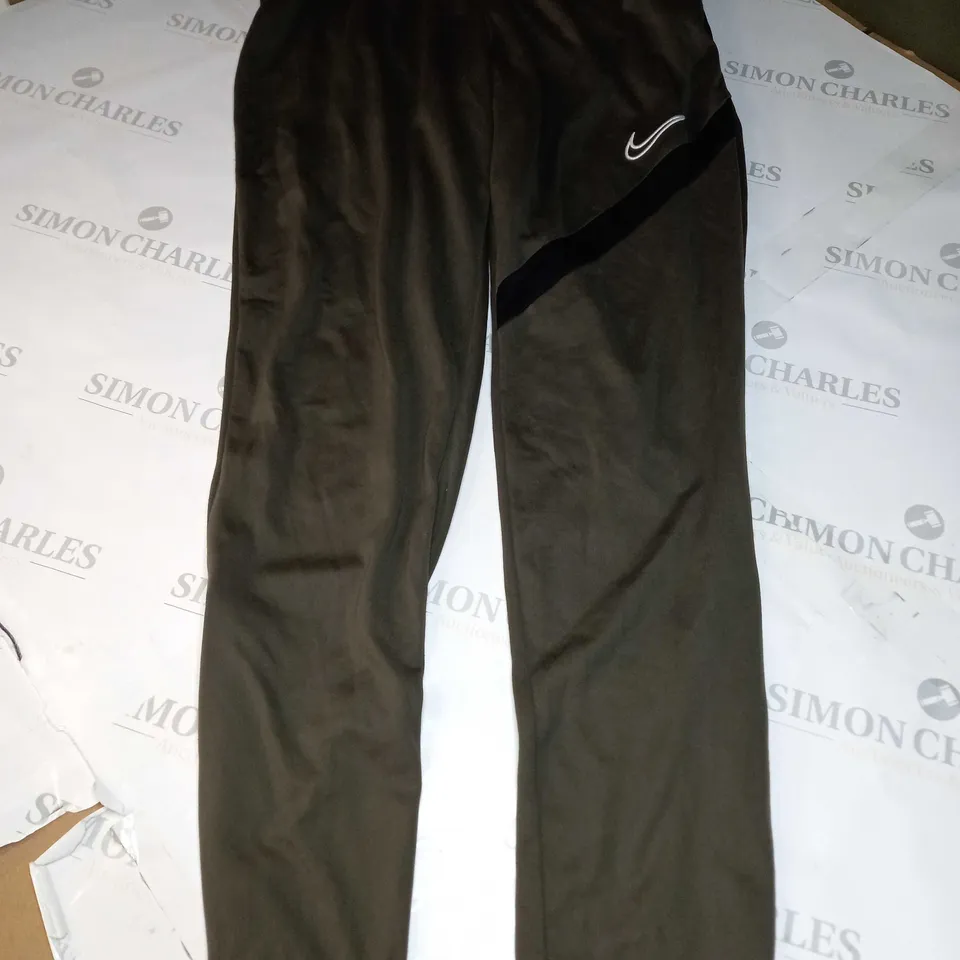 NIKE DRI-FIT TRACKSUIT JOGGERS IN DARK GREEN - MEDIUM