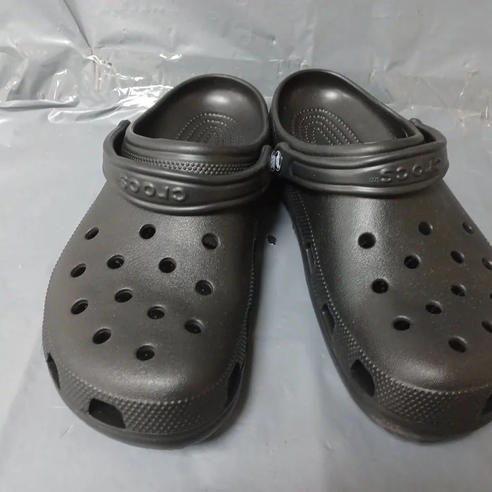 PAIR OF CLASSIC CROCS IN BLACK - M11