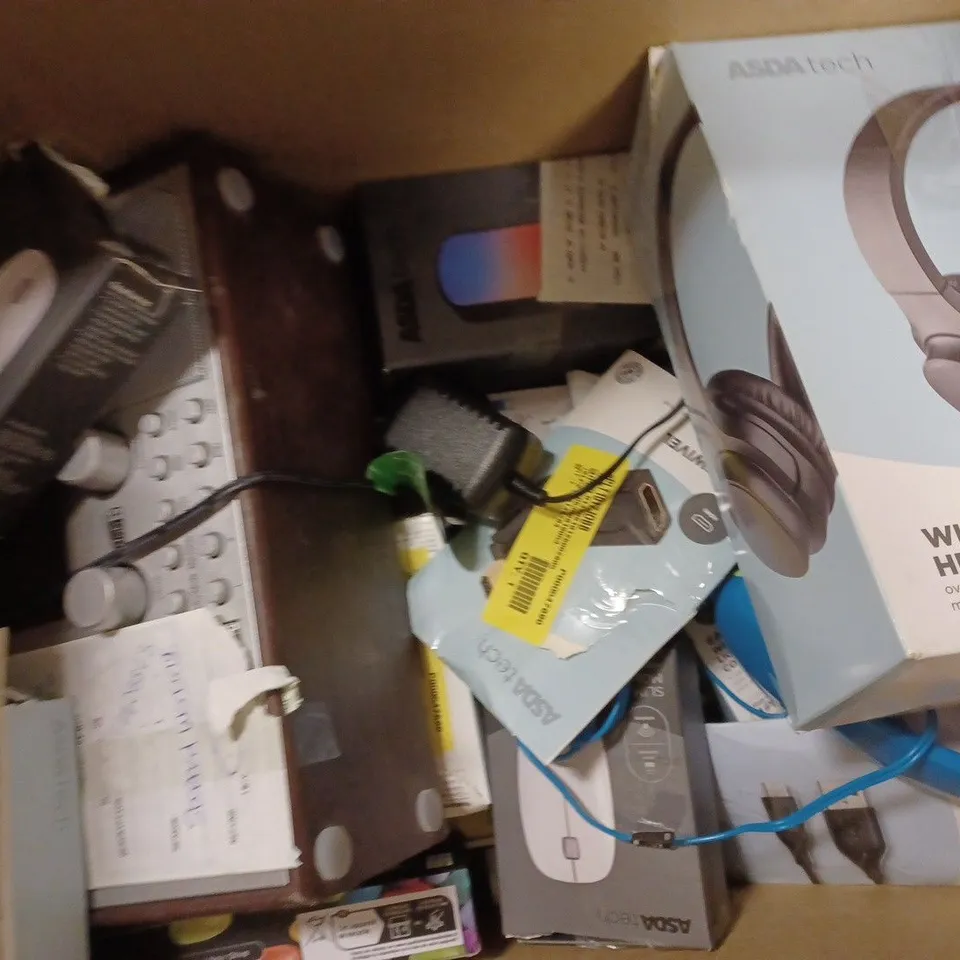 APPROXIMATELY 20 ASSORTED TECH PRODUCTS TO INCLUDE GAMING HEADSET, WIRED HEADPHONES, DVD PLAYER