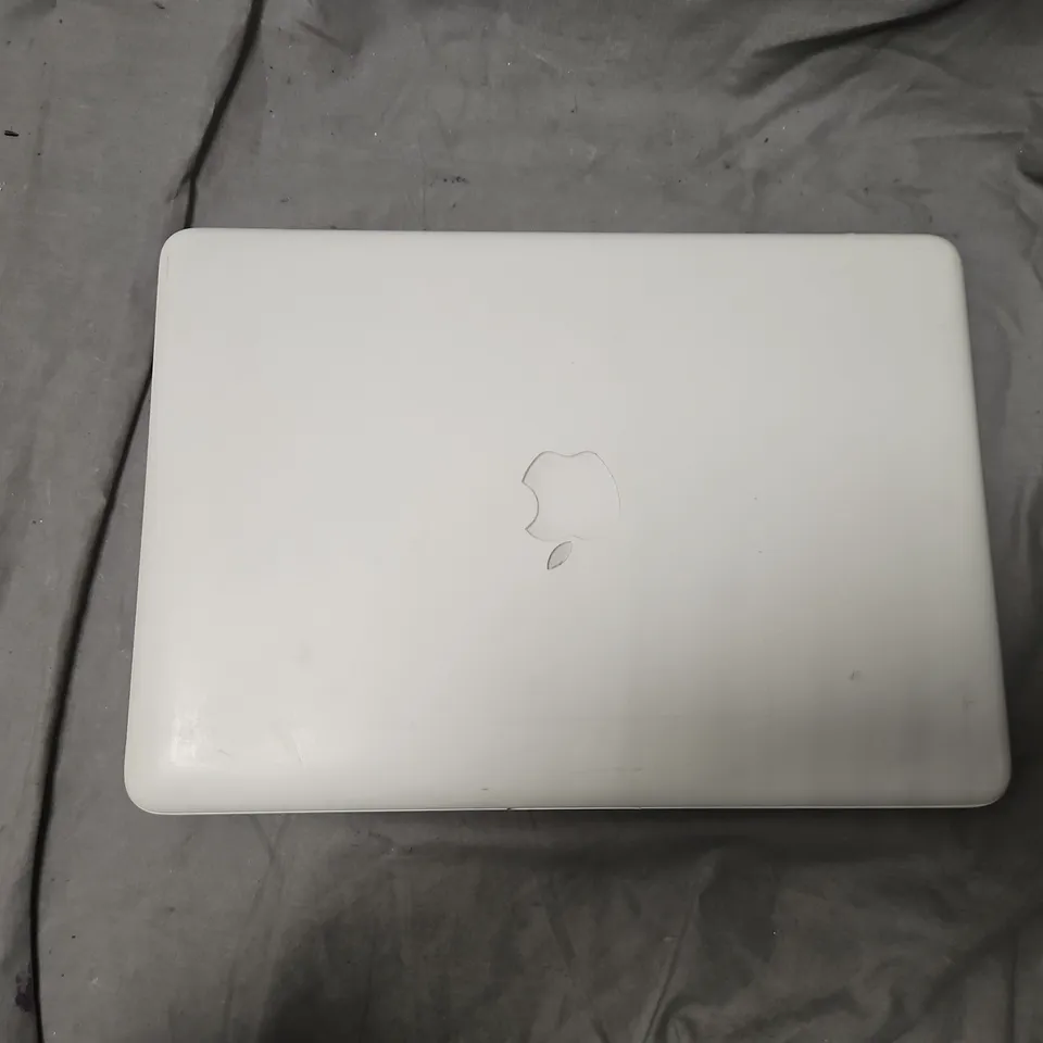 APPLE MACBOOK WHITE LAPTOP