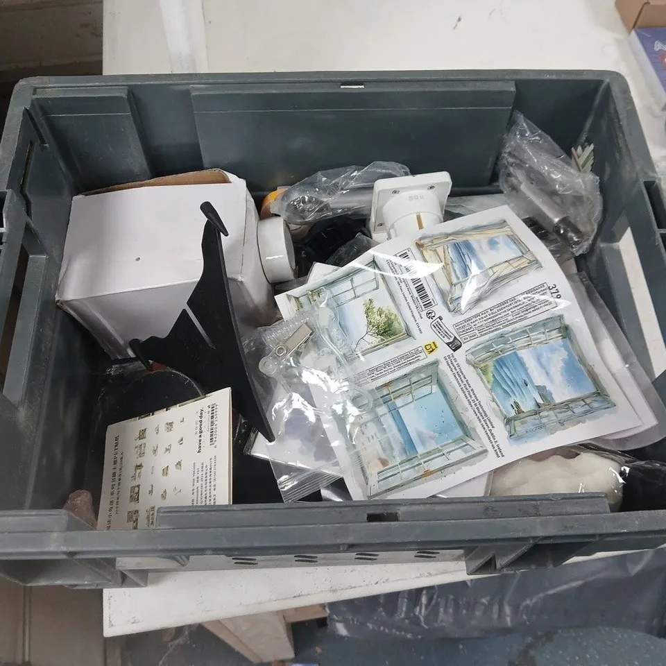 LOT OF ASSORTED HOUSEHOLD ITEMS TO INCLUDE CUTTING DISCS, SINK CHAIN AND SPLITTER CABLE