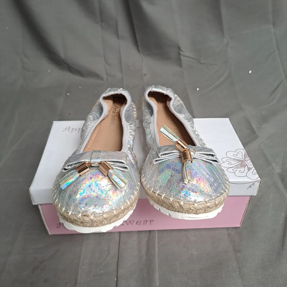 BOXED LOT OF 12 PAIRS OF LADIES APPLE SILVER PUMPS. VARIOUS SIZES