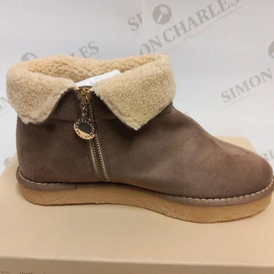 BOXED PAIR OF STELLA MCCARTNEY KICKAPOO LOW BOOT PEBBLE SIZE 37