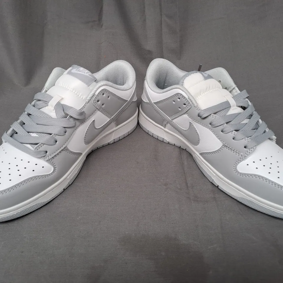 BOXED PAIR OF NIKE SHOES IN GREY/WHITE UK SIZE 7