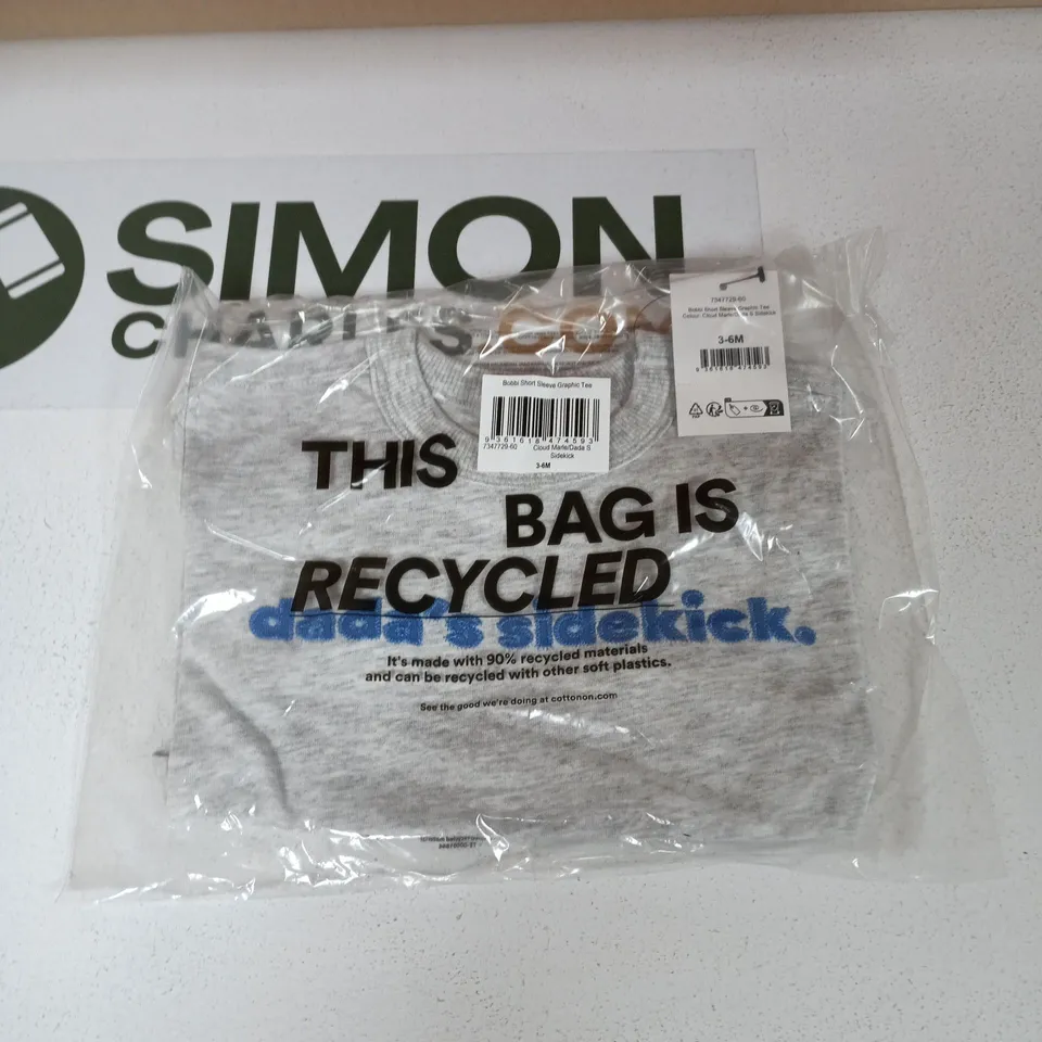 BOX OF APPROXIMATELY 20 ASSORTED CLOTHING ITEMS TO INCLUDE: GRAPHIC TSHIRT 