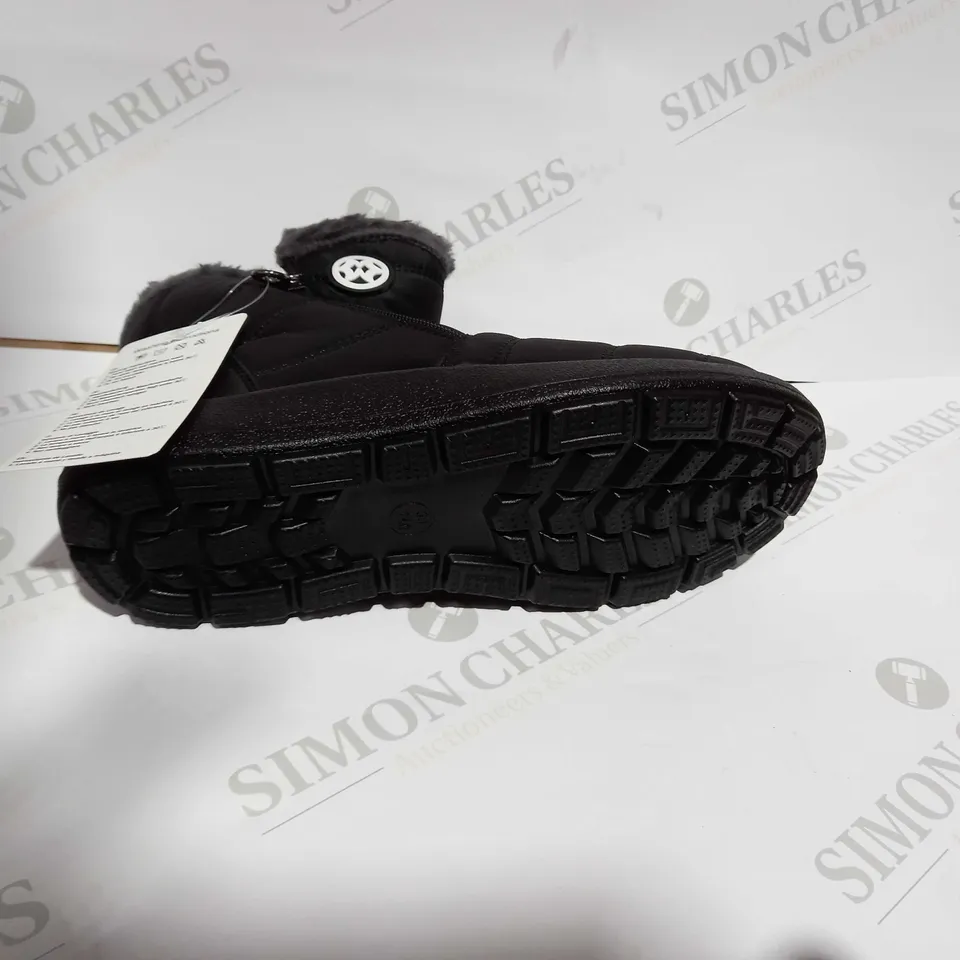 BAGGED BLACK WARM SNOW BOOTS - SIZE 5 UK