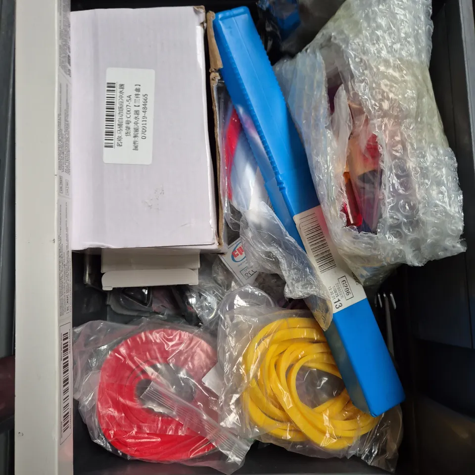 APPROXIMATELY 15 ASSORTED HOUSEHOLD ITEMS TO INCLUDE DOUBLE FORKS CLOTHES HOOKS, COMMAND STRIPS AND BRITA MAXTRA PRO CARTRIDGE