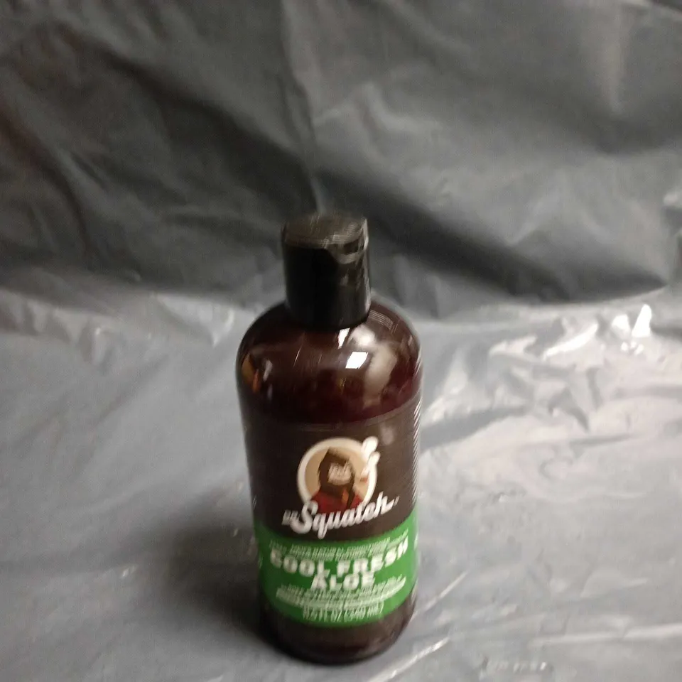 TOTE OF APPROXIMATELY 15 ASSORTED COSMETIC ITEMS TOO INCLUDE SHAMPOO, CONDITIONER AND DR SQUANCH SHAMPOO