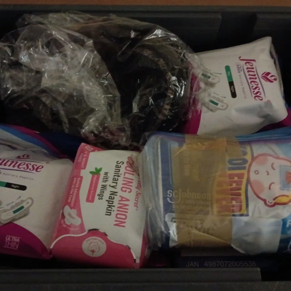 APPROXIMATELY 10 ASSORTED HEALTH & BEAUTY PRODUCTS TO INCLUDE DETANGLING BRUSH, PADS, DIY HENNA, ETC