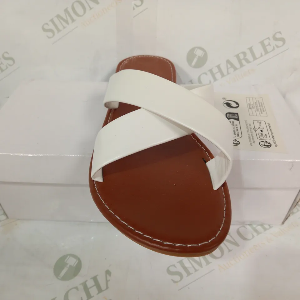 PAIR OF DESIGNER CROSS STRAP OPEN TOE SANDALS IN WHITE EU SIZE 40