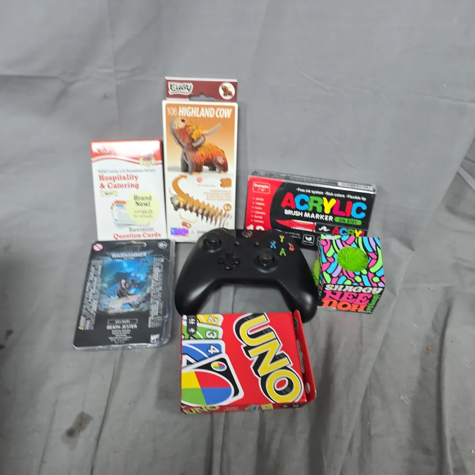 APPROXIMATELY 15 ASSORTED TOYS & GAMES PRODUCTS TO INCLUDE UNO CARD GAME, EUGY 106 HIGHLAND COW, XBOX ONE CONTROLLER, ETC