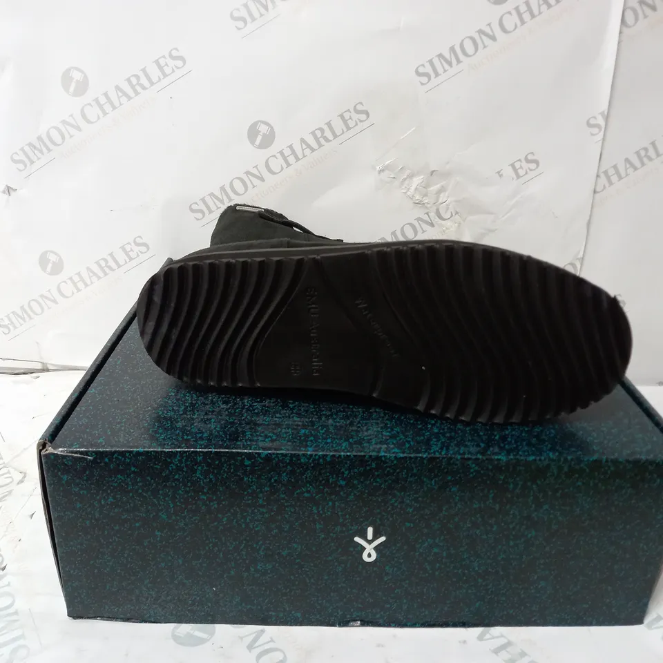 BOXED PAIR OF EMU AUSTRAILIA ELECTRA BLACK BOOTS - SIZE 6