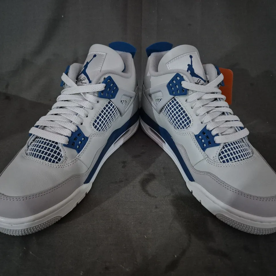 BOXED PAIR OF NIKE AIR JORDAN 4 RETRO SHOES IN WHITE/BLUE UK SIZE 7