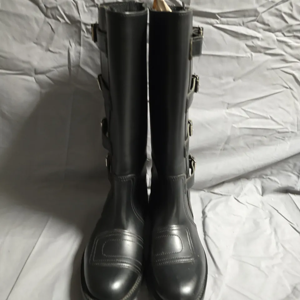 UNBOXED PAIR OF COMMANDO STYLE LEATHER BOOTS - UK SIZE UNSPECIFIED