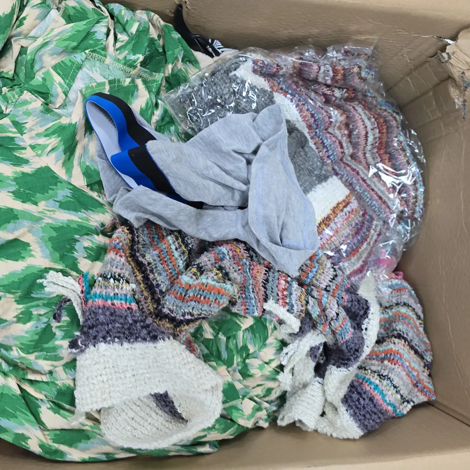 APPROXIMATELY 20 ASSORTED CLOTHING ITEMS TO INCLUDE PONCHO, TOPS, JUMPER, ETC