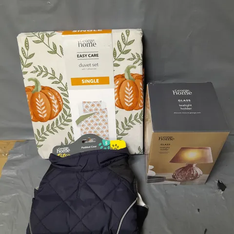 APPROXIMATELY 15 HOUSEHOLD ITEMS TO INCLUDE DOG COAT, BEDDING AND A GLASS TEALIGHT