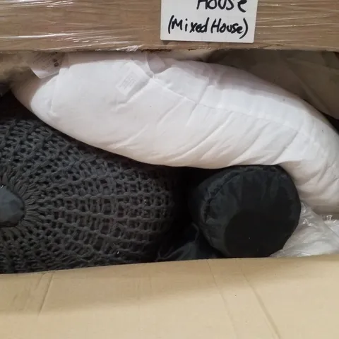 PALLET CONTAINING ASSORTED BEDDING INCLUDING PILLOWS, CUSHIONS & BEAN BAGS