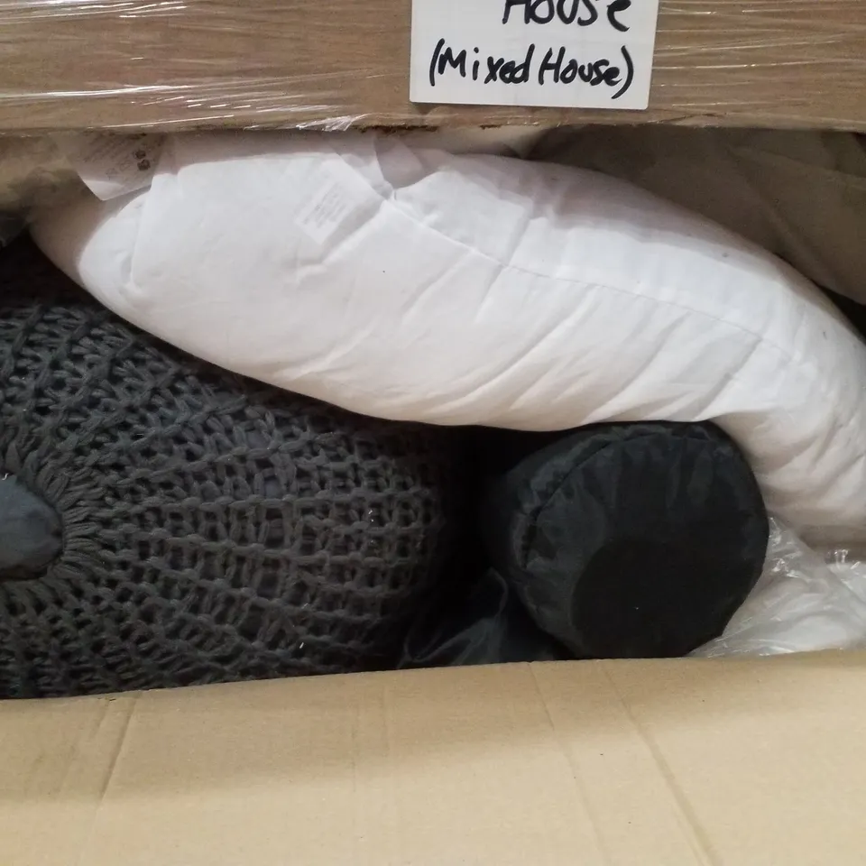 PALLET CONTAINING ASSORTED BEDDING INCLUDING PILLOWS, CUSHIONS & BEAN BAGS