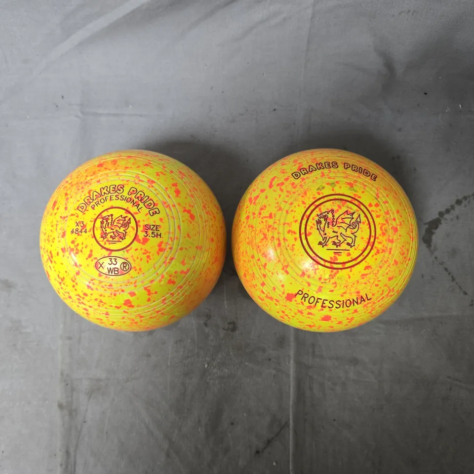 DRAKES PRIDE PROFESSIONAL LAWN BOWLS – SET OF 2, YELLOW WITH RED SPECKLE (SIZE 3.5)