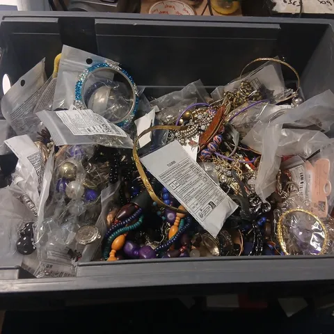 LARGE QUANTITY OF ASSORTED JEWELLERY AND ACCESSORIES