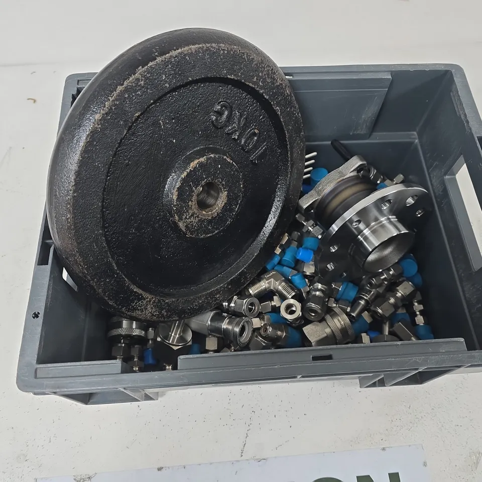 TOTE OF APPROXIMATELY 10 ASSORTED METAL PARTS TO INCLUDE: METAL 10KG PLATE