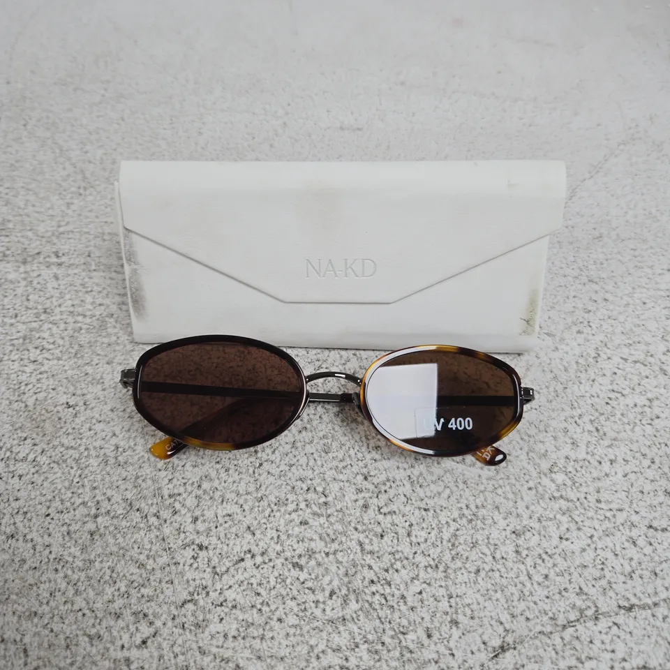 NA-KD SUNGLASSES WITH WHITE CASE
