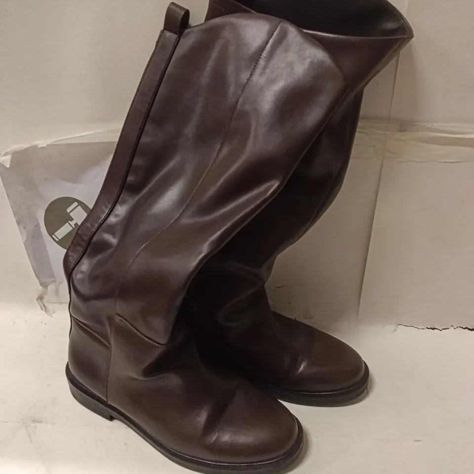BROWN KNEE-HIGH LEATHER BOOTS (WOMEN'S) – SIZE UK5 EU38