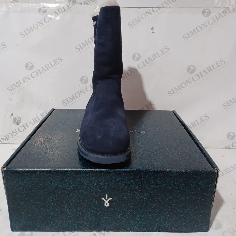 BOXED PAIR OF EMU AUSTRALIA "GRAVELLY" LEATHER BOOTS - UK SIZE 7, MIDNIGHT