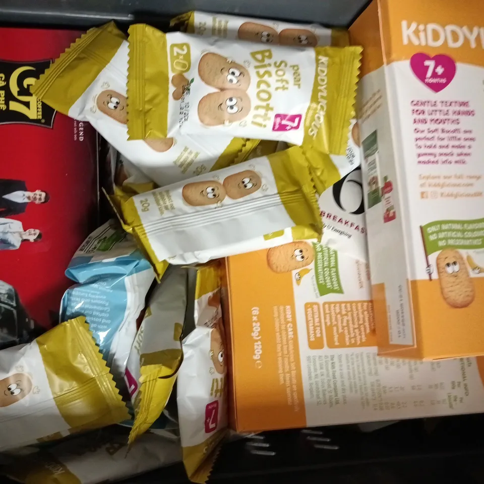 APPROXIMATELY 10 ASSORTED FOOD AND DRINK ITEMS TO INCLUDE CANDY KITTENS, SOFT BISCOTTI, ETC