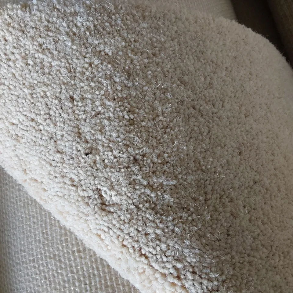 ROLL OF QUALITY LINGDALE ELITE MALHAM CARPET APPROXIMATELY 5M × 3.74M
