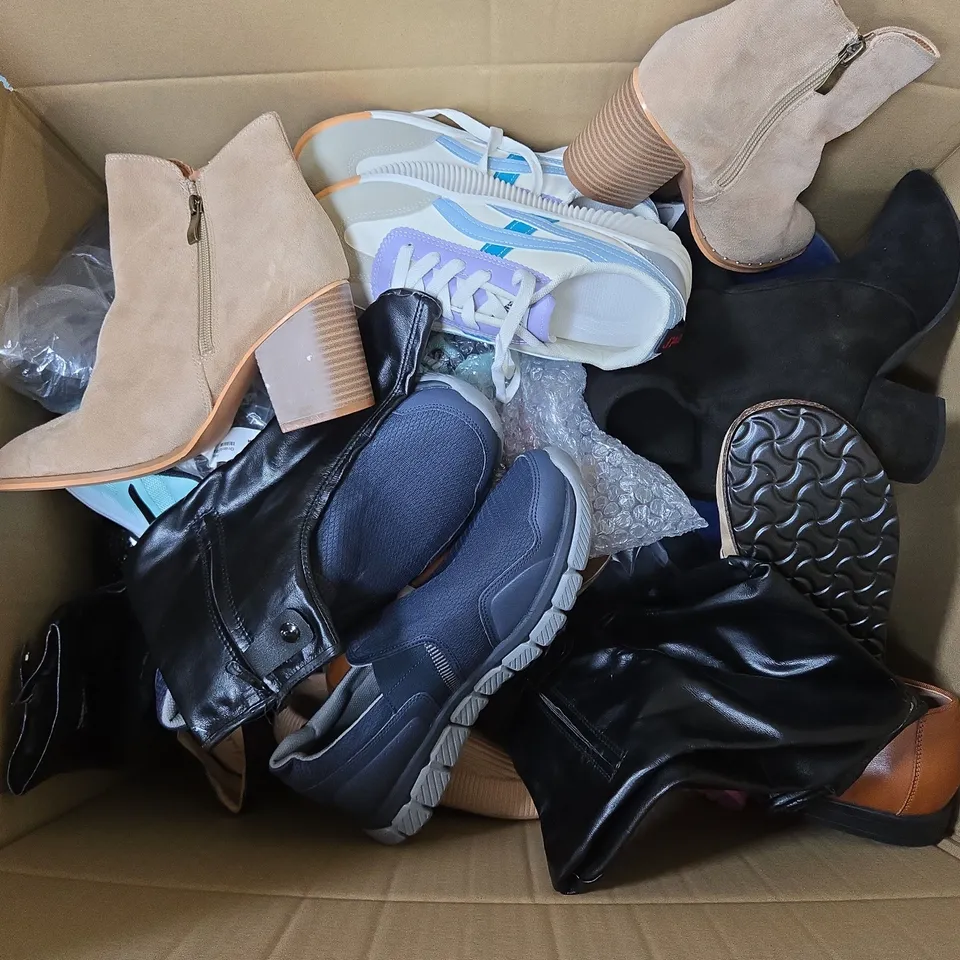 APPROXIMATELY 30 ASSORTED PAIRS OF SHOES AND FOOTWEAR ITEMS IN VARIOUS STYLES AND SIZES TO INCLUDE FASHION, CLARKS, SKECHERS, ETC