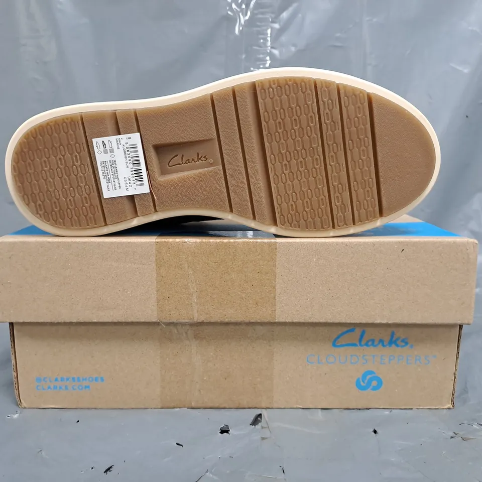 BOXED PAIR OF CLARKS CLOUDSTEPPERS SHOES IN NAVY SIZE UK 4