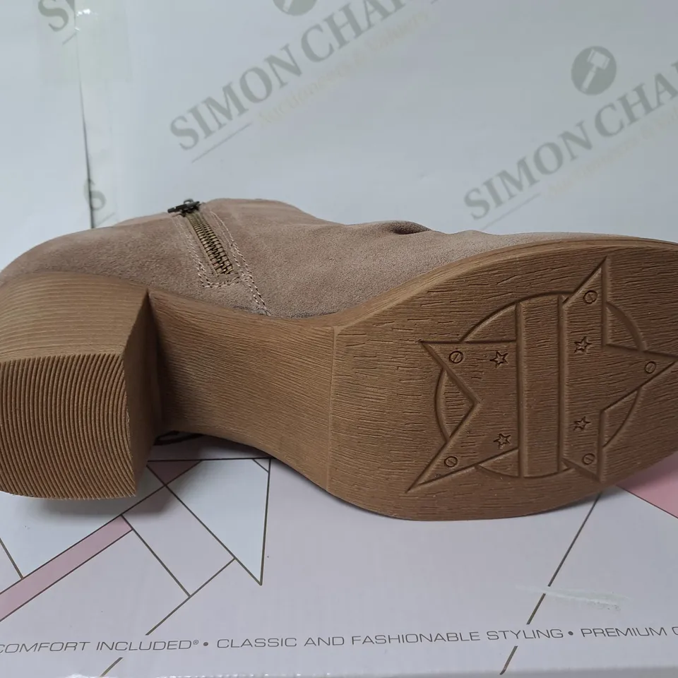 BOXED SKECHERS BIEGE HEELED ZIPPED BOOTS SIZE 6
