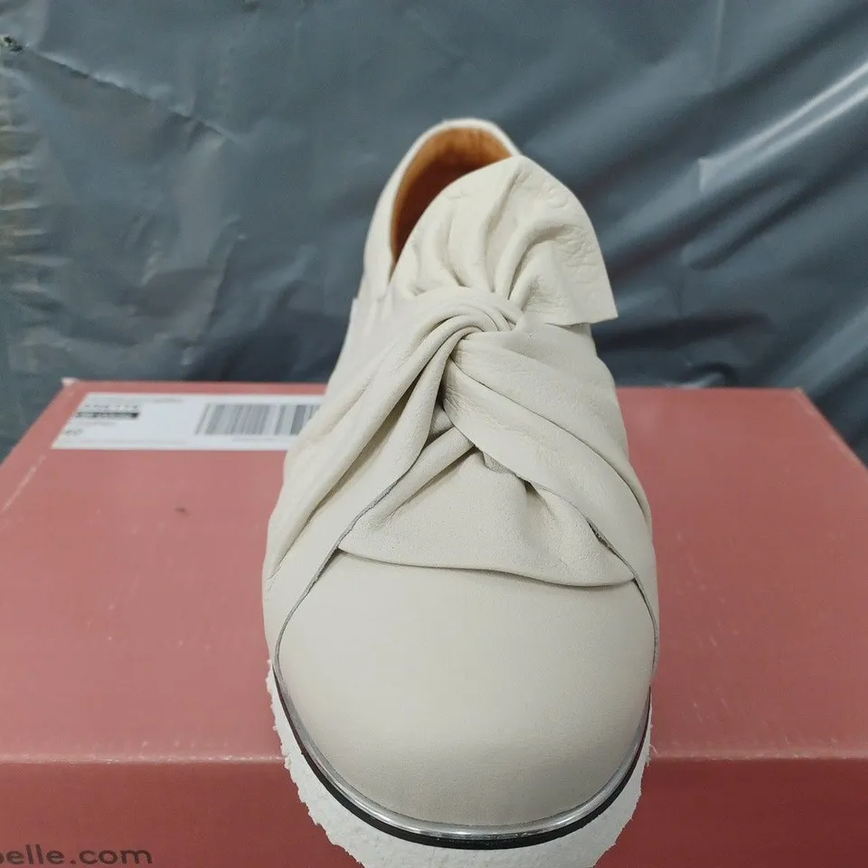 BOXED MODA IN PELLE ANETTE LEATHER BOW TWIST UPPER WITH FLEX SOLE TRAINERS IN OFF WHITE - SIZE 40
