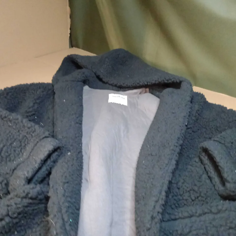 HOLLISTER BLACK/BORG BUTTONLESS JACKET - LARGE