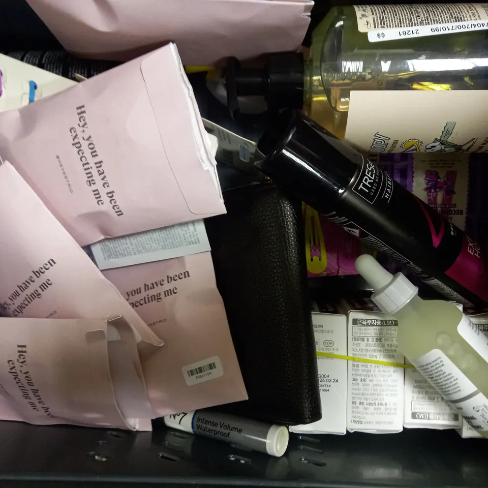 LOT OF APPROXIMATELY 20 ASSORTED HEALTH & BEAUTY ITEMS, TO INCLUDE GARNIER, TRESEMME, HIMALAYA, ETC